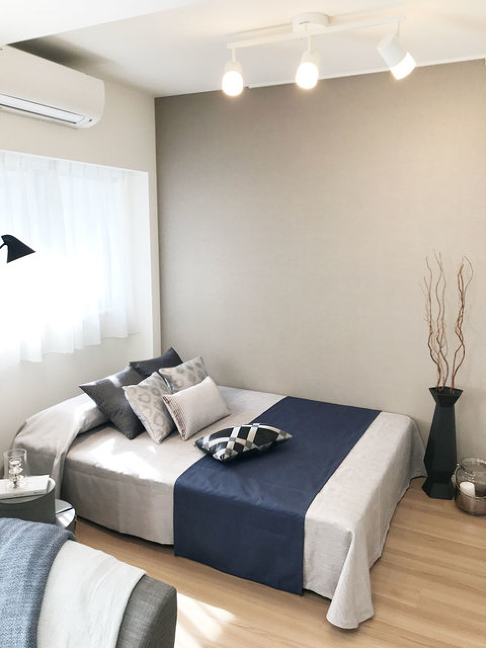 ベッドルーム。ライトがオシャレですよね。自分の好きな照明に変えて部屋をアレンジするのも〇
※写真は同タイプ住戸です。