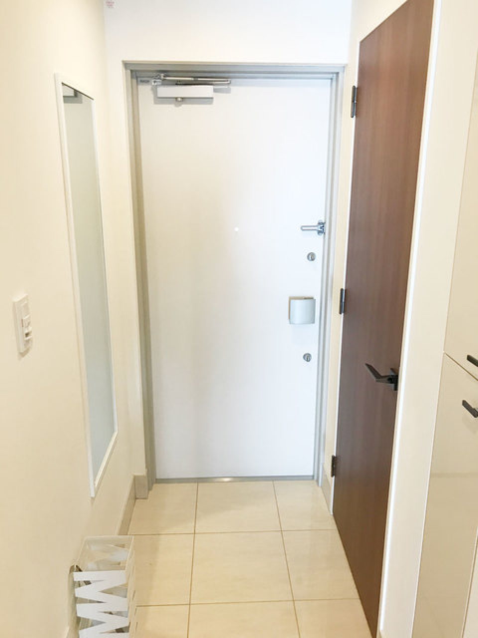 玄関には姿見も付いているので、お出かけの時に便利ですよね♪
※写真は同タイプ住戸です。