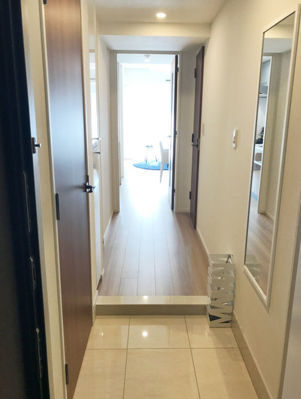 玄関開けたら、南向きの窓からは温かな日が入ってきます♪
※写真は同タイプ住戸です。