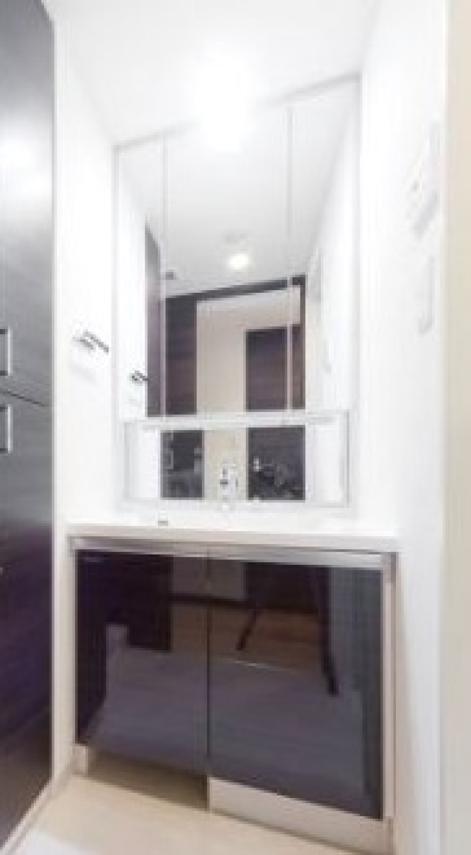 黒のパネルがオシャレな独立洗面台です。