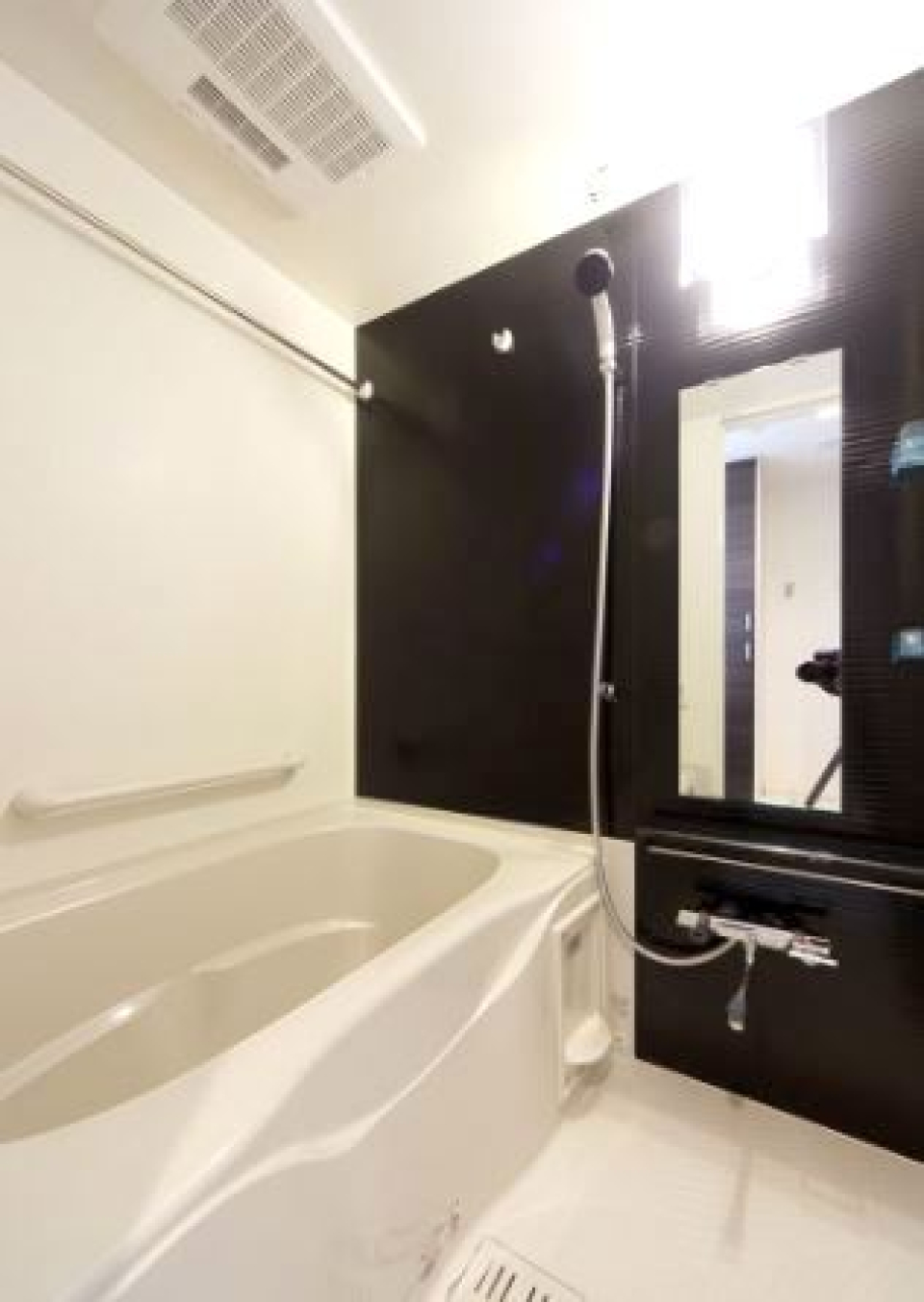 ダークトーンのパネルがオシャレな浴室です。