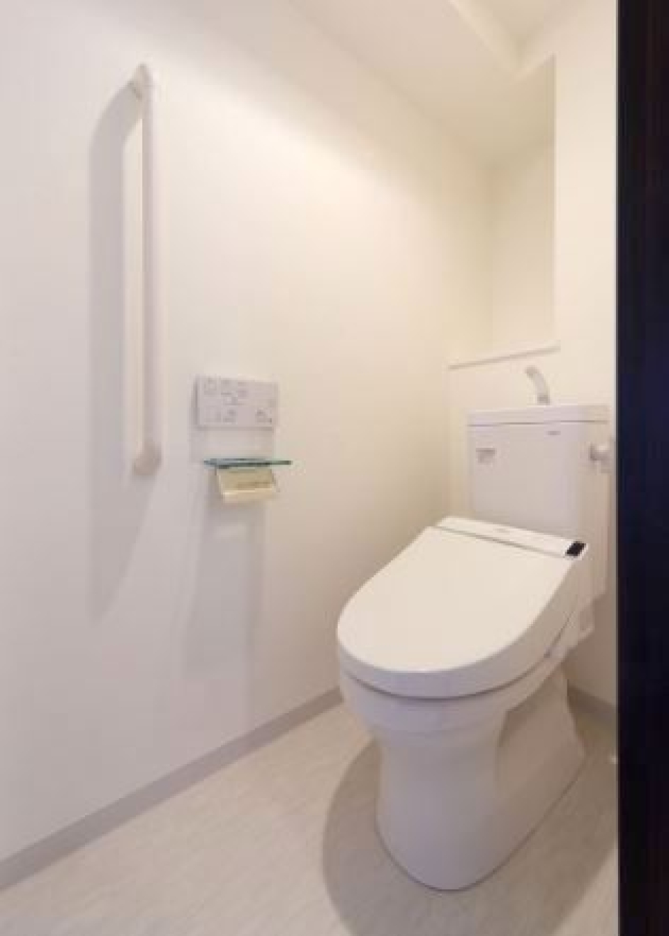 手すり付きのトイレの様子。