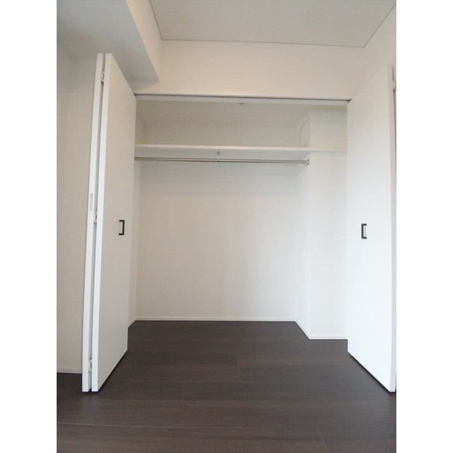 クローゼットも広々しているので、お洋服もたっぷりと入りそうです。