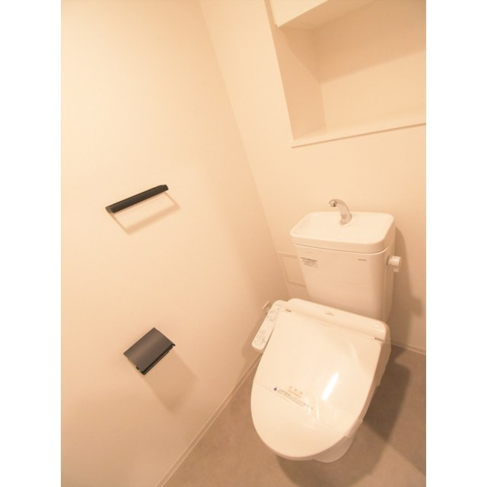 清潔感のあるトイレは、ウォシュレット付きです。