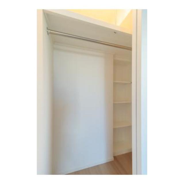 洋室にはウォークインクローゼットが完備されています、※写真は同タイプ住戸です。