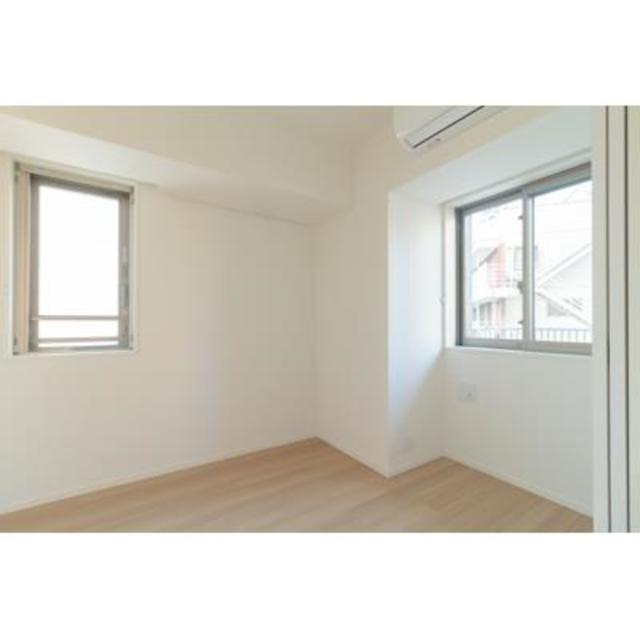 個室には窓が２つがあるので、光を集めるのには困りませんね！※写真は同タイプ住戸です。