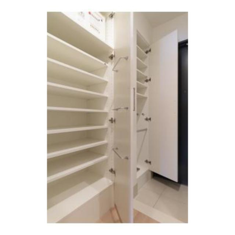 シューズボックスを開けた時の様子。※写真は同タイプ住戸です。