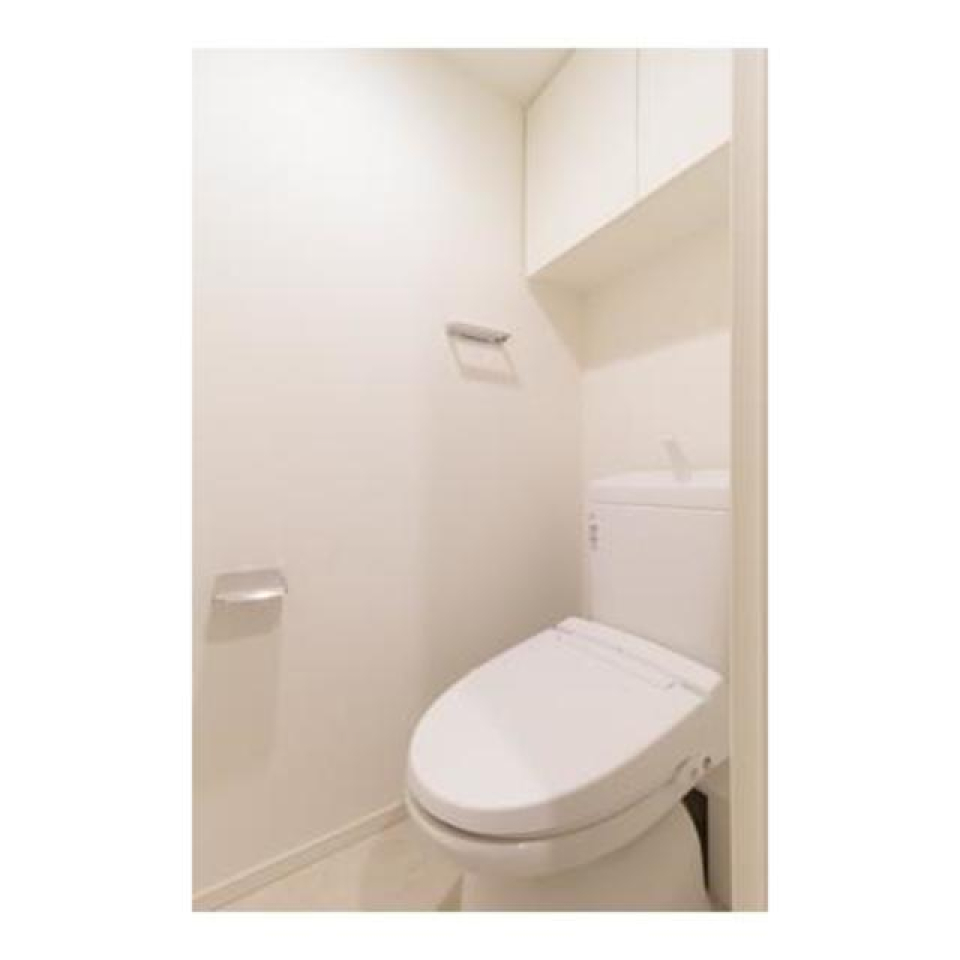 棚があるので掃除用具を整理整頓しやすそうです。※写真は同タイプ住戸です。