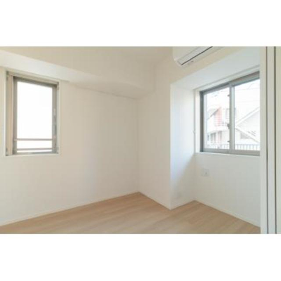 個室には窓が２つがあるので、光を集めるのには困りませんね！※写真は同タイプ住戸です。