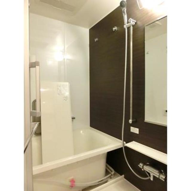 ダークブラウンの浴室でおしゃれ感が増す