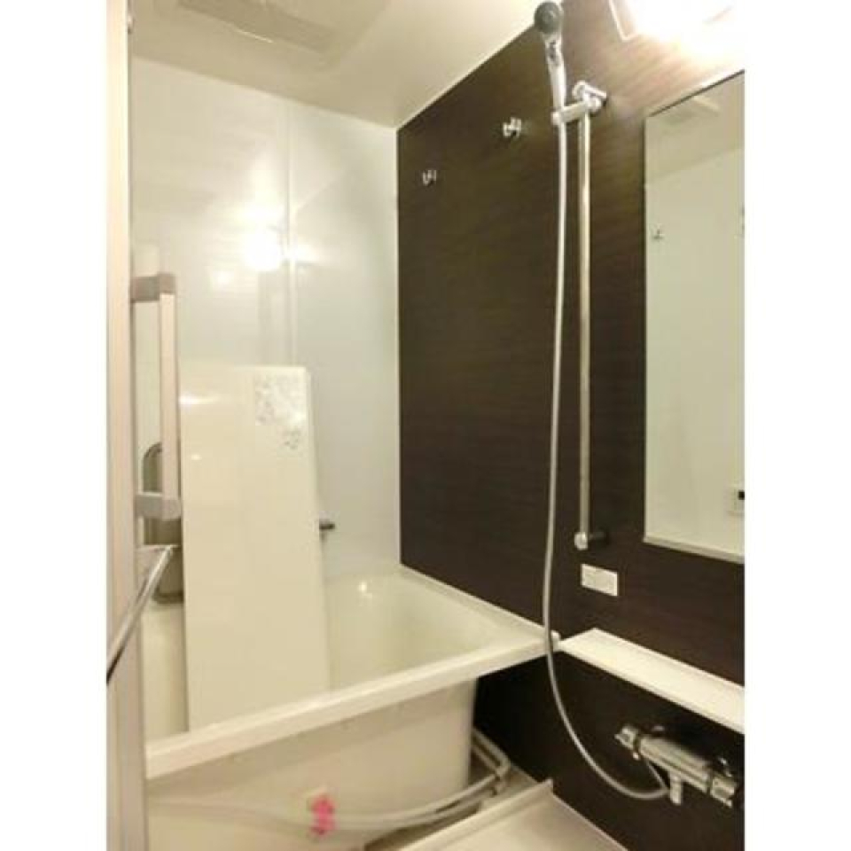 ダークブラウンの浴室でおしゃれ感が増す