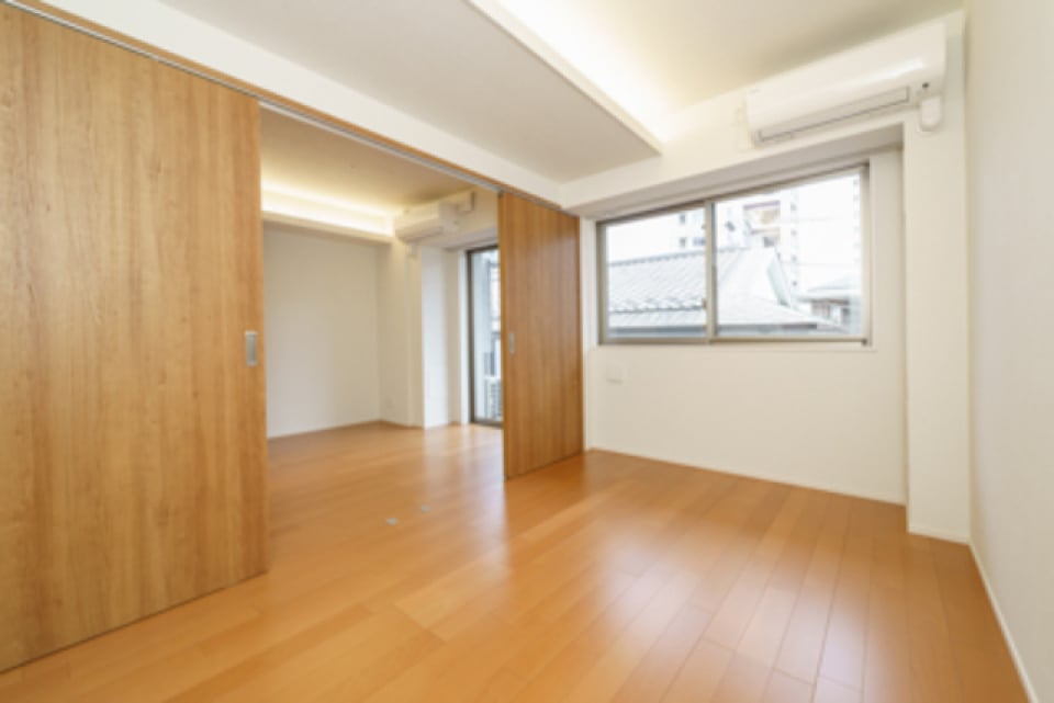 扉の開閉はスライド式です