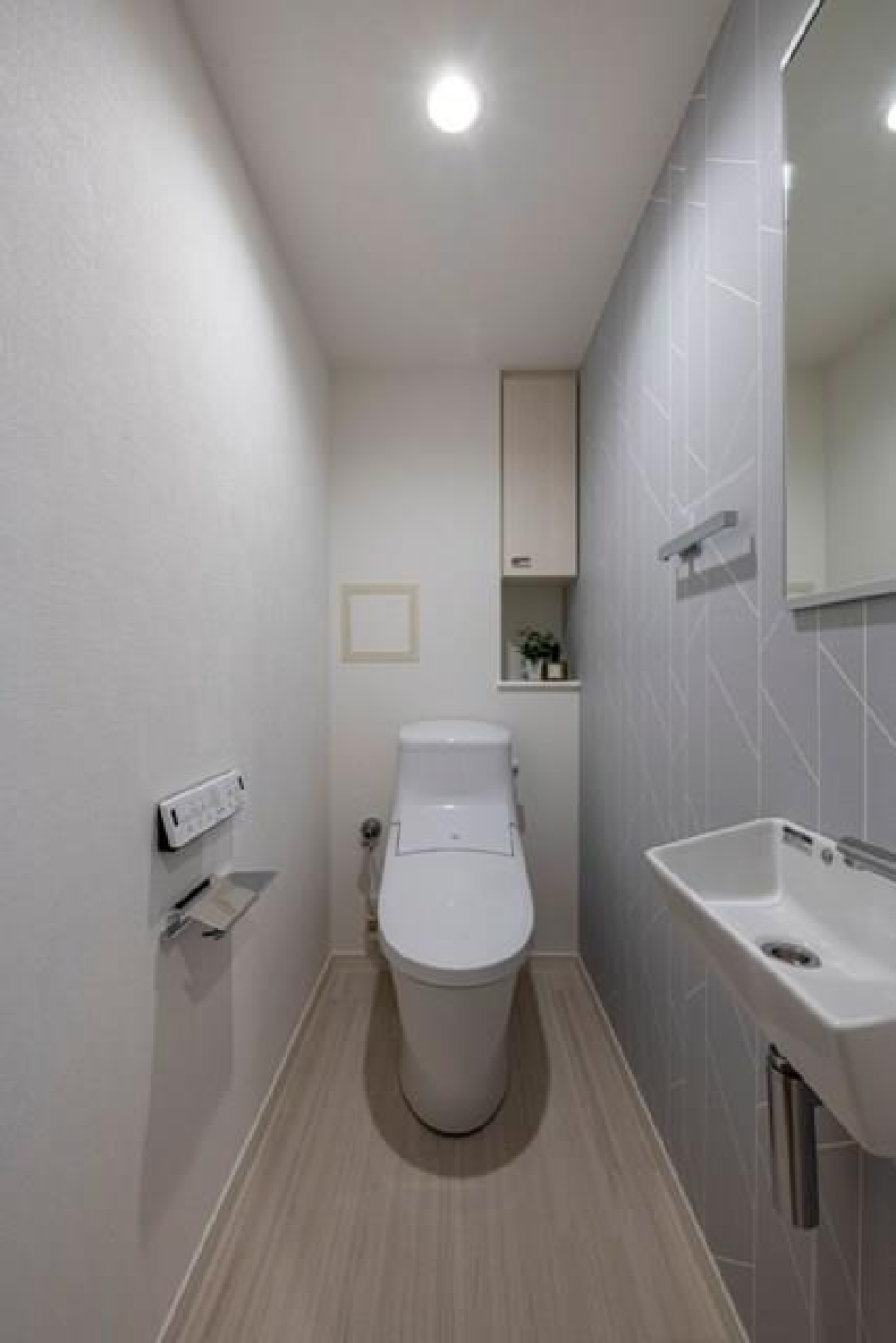 トイレには手洗いがあるので嬉しいですね！※写真は同タイプ住戸です。