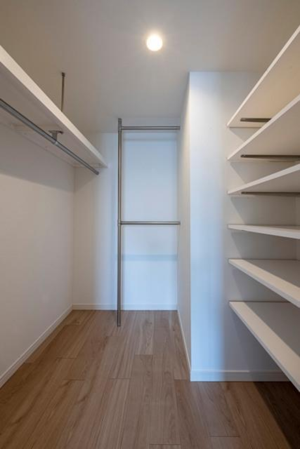 ウォークインクローゼットの様子。※写真は同タイプ住戸です。