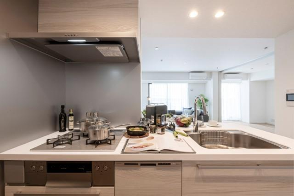 3口コンロが導入された対面キッチンです。※写真は同タイプ住戸です。