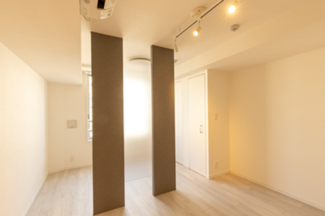 お部屋の真ん中にはちょっとした仕切りがあります。※写真は同タイプ住戸です。