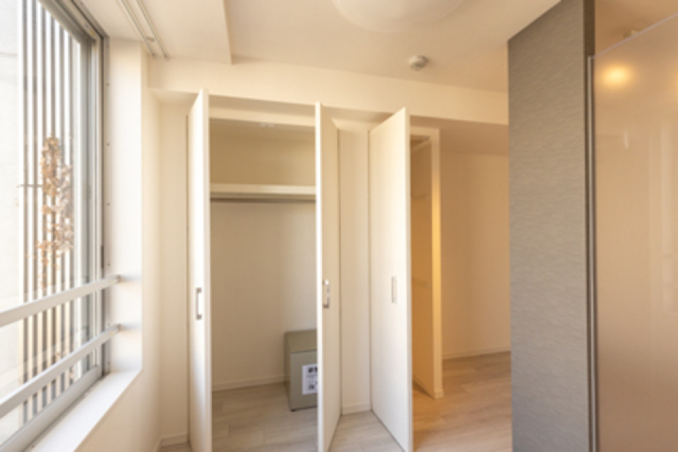 収納を開けた時の様子。※写真は同タイプ住戸です。