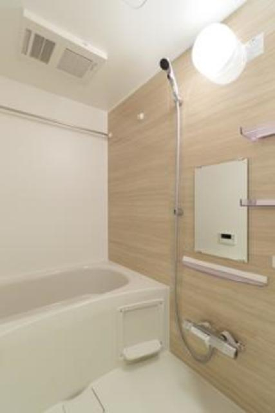 ナチュラルなパネルが導入されている浴室です。※写真は同タイプ住戸です。