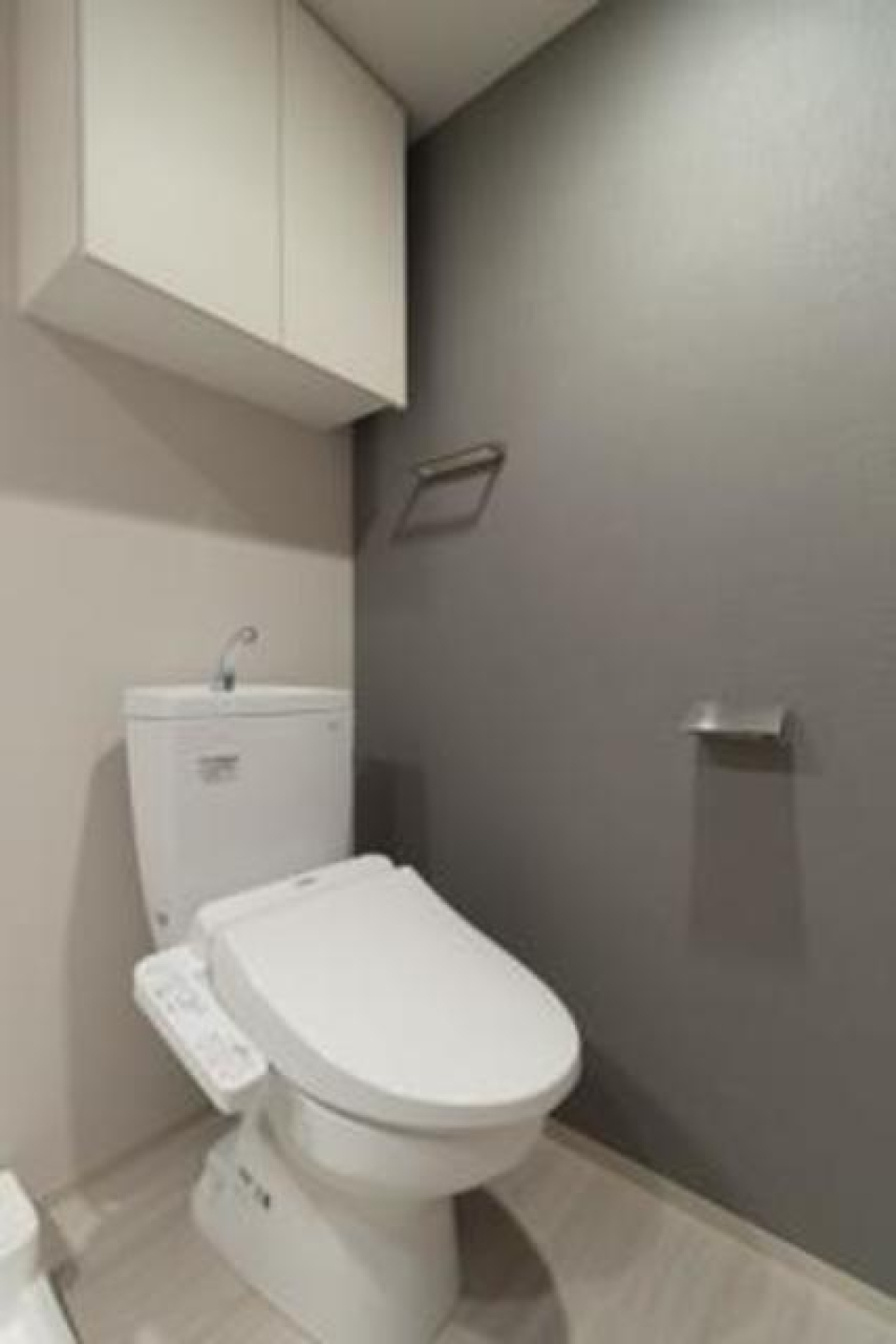 棚があるので掃除用具を整理整頓しやすそうです。※写真は同タイプ住戸です。