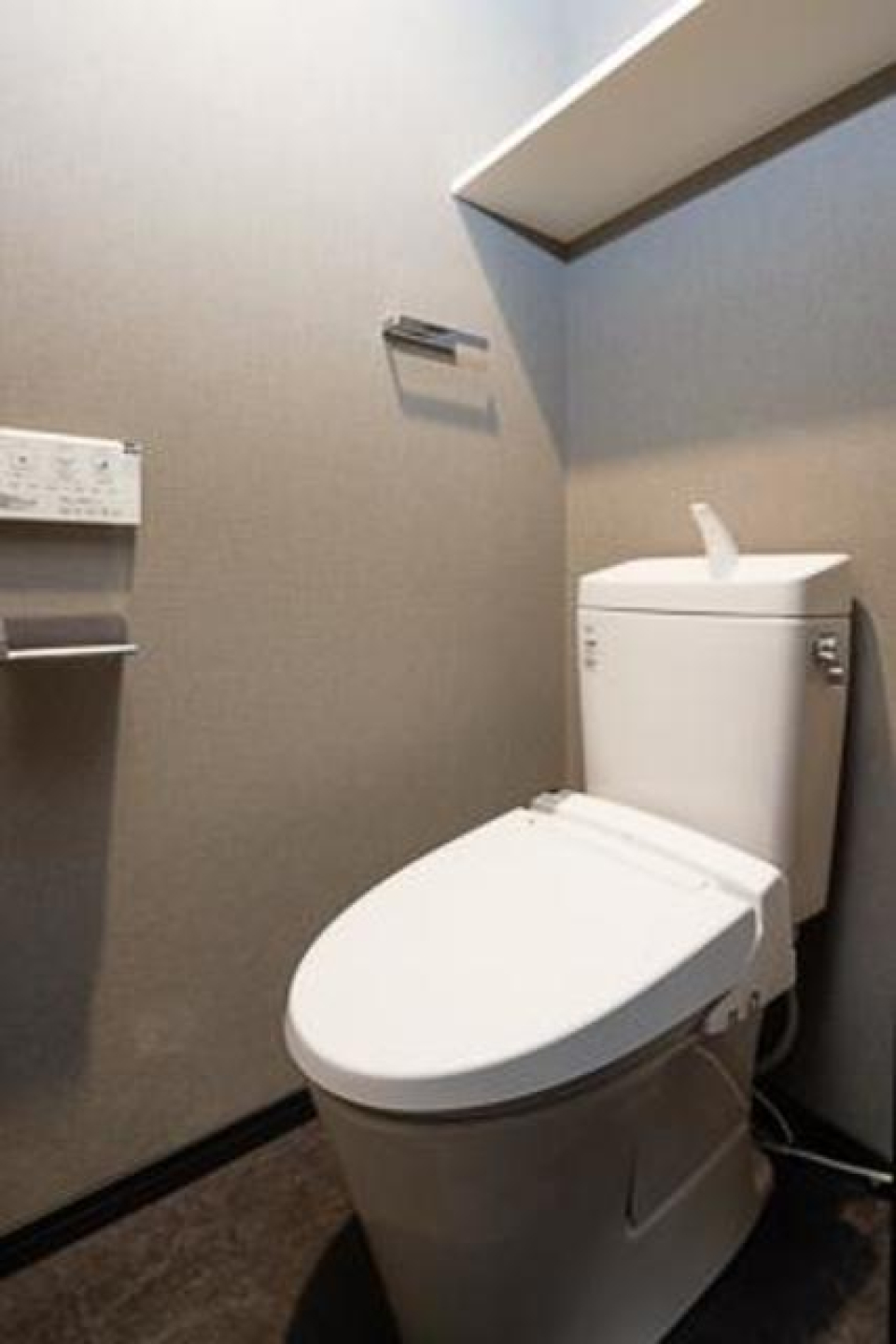 棚があるので掃除用具を整理整頓しやすそうです。※写真は同タイプ住戸です。