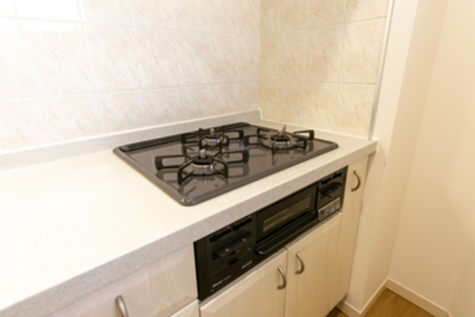 3口のガスコンロが導入されたキッチン。※写真は同タイプ住戸です。