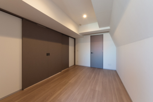 奥に見えるドアを開けると．．．