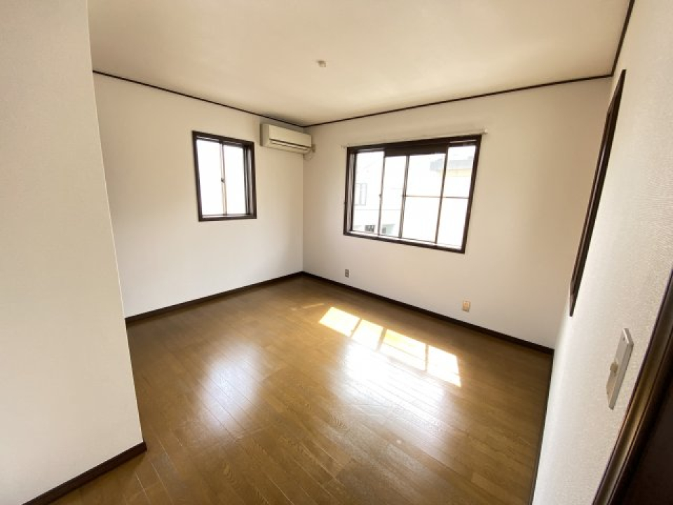 洋室は６．０帖と７．２帖とあります。