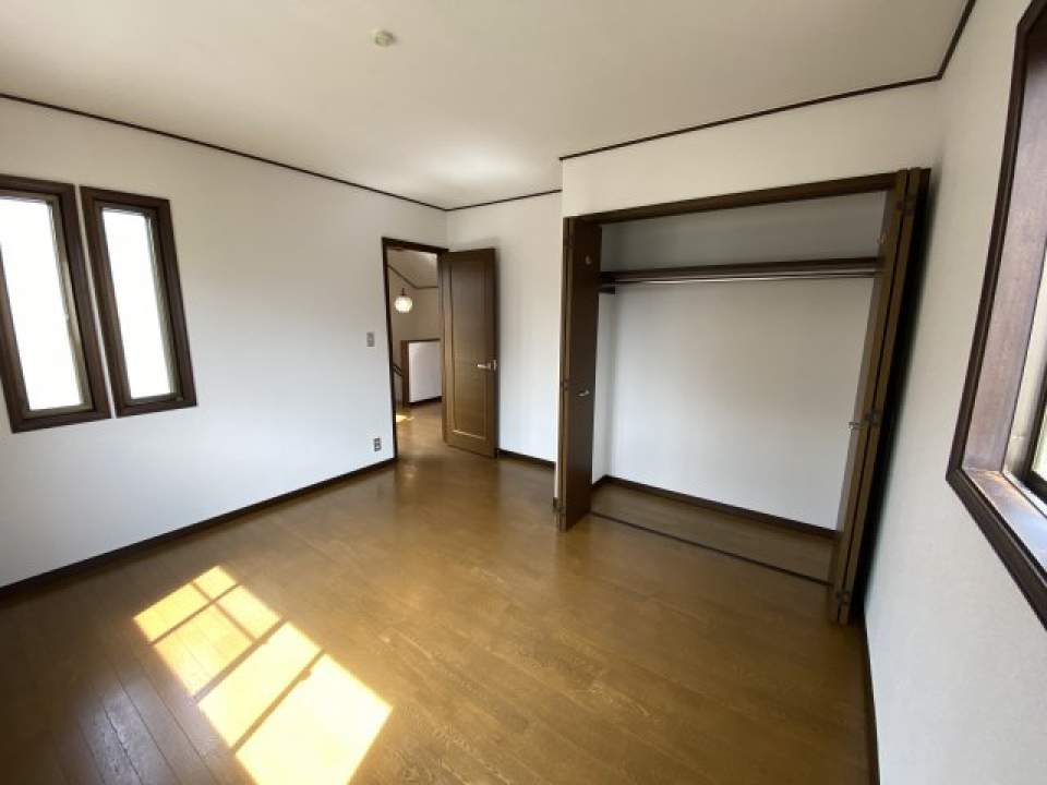 こちらは７．２帖の洋室の収納を開けた時の様子です。