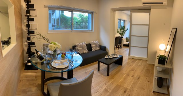 ゆとりのあるリビングには3口のガスコンロが導入。おいしいご飯を召し上がれ！