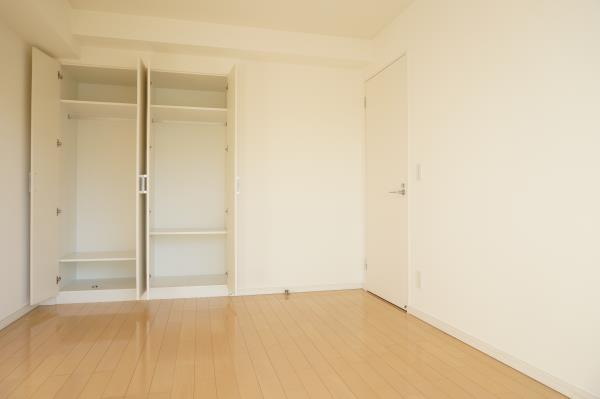 洋室のクローゼットにはたっぷり衣服を収納できます。