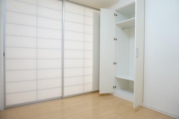 障子風のドアのお国には、小さめの使い勝手の良い洋室がもう一つあります。