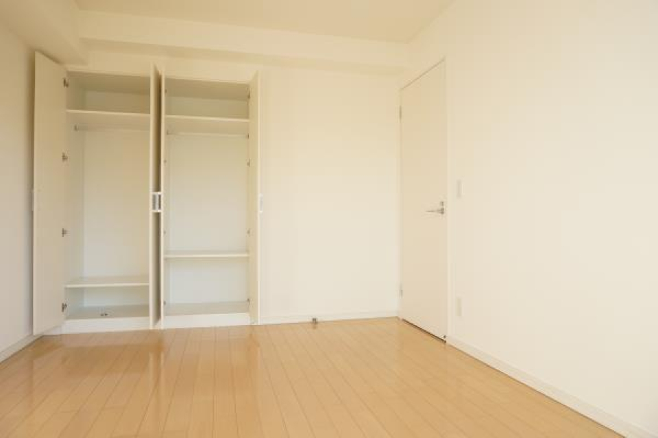 洋室のクローゼットにはたっぷり衣服を収納できます。