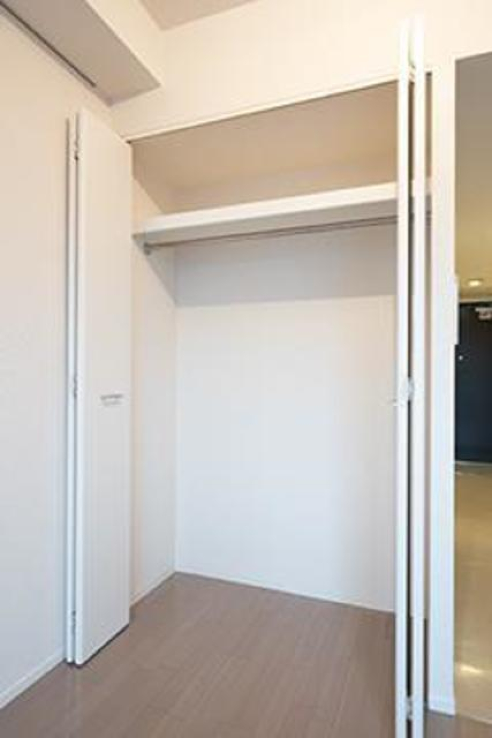 収納を開けた時の様子です。※写真は同タイプ住戸です。