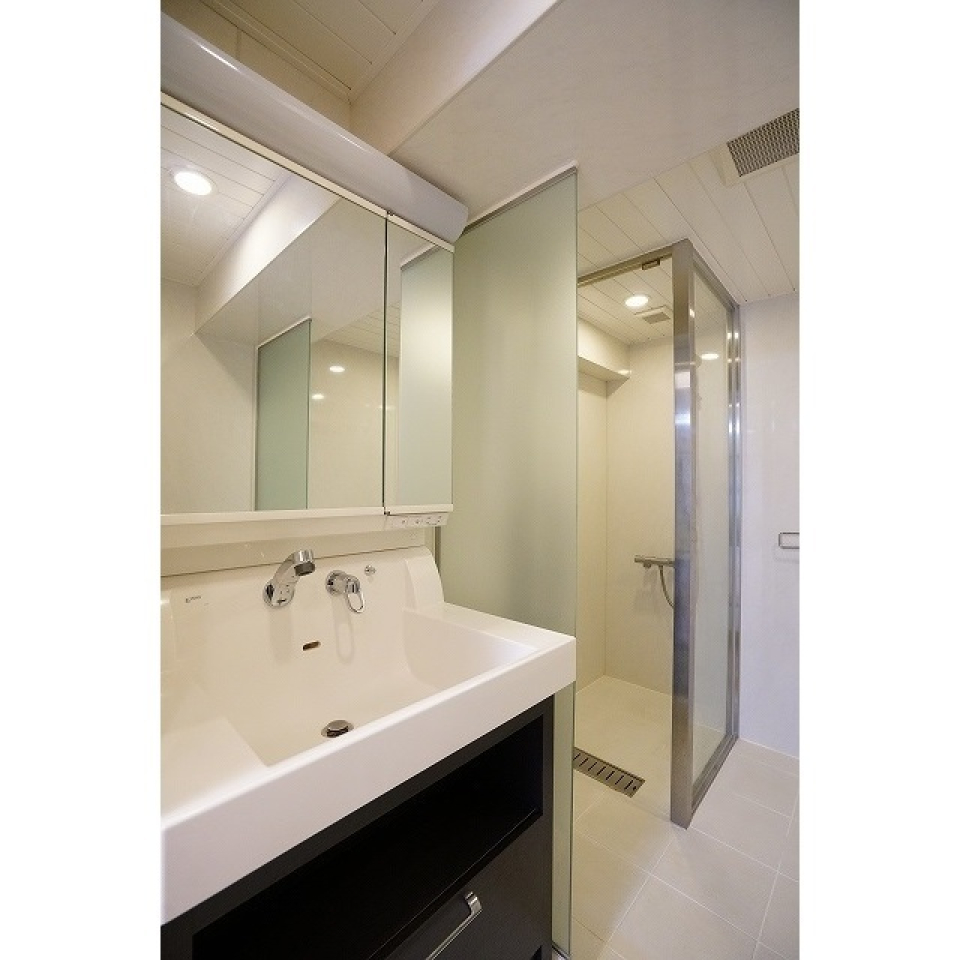 3面鏡の洗面台です。