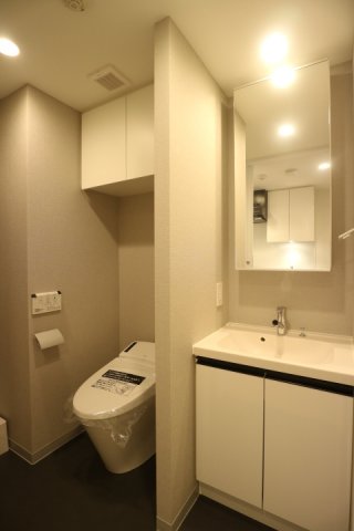 洗面台とトイレはお隣同士。