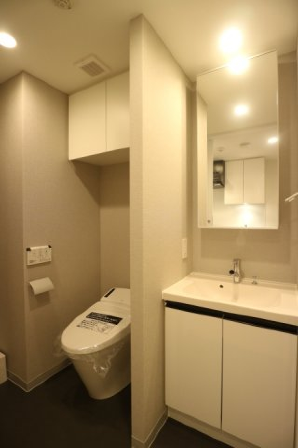 洗面台とトイレはお隣同士。