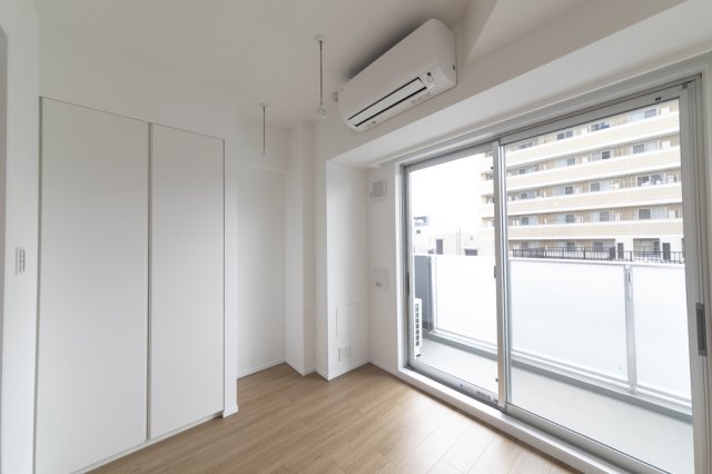 バルコニーからの光が差し込みます。