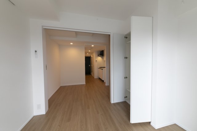 扉を開けると広い空間になりますね。