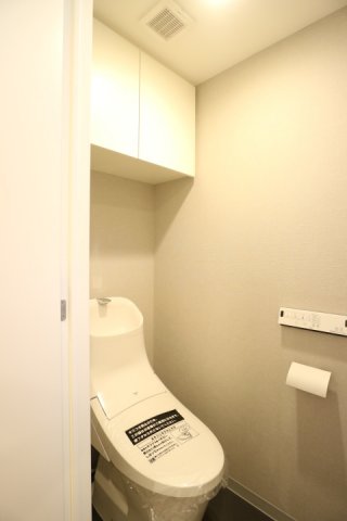 棚があるので掃除用具を整理整頓しやすそうです。
