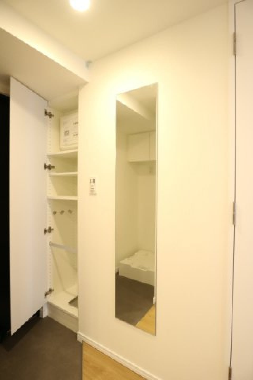 玄関には鏡があるので、お出かけ前にチェック。