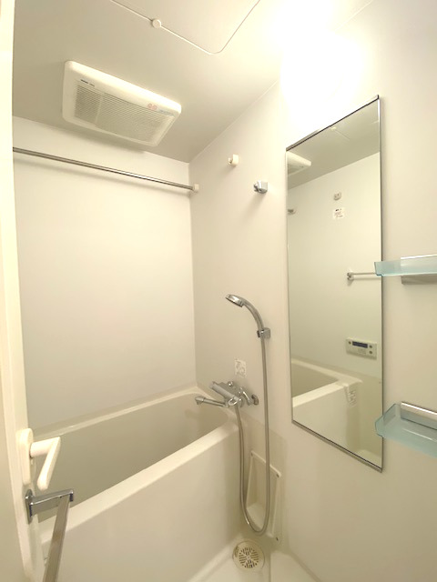 浴室乾燥機付きの清潔感のあるお風呂場。毎日の疲れを癒して下さい。