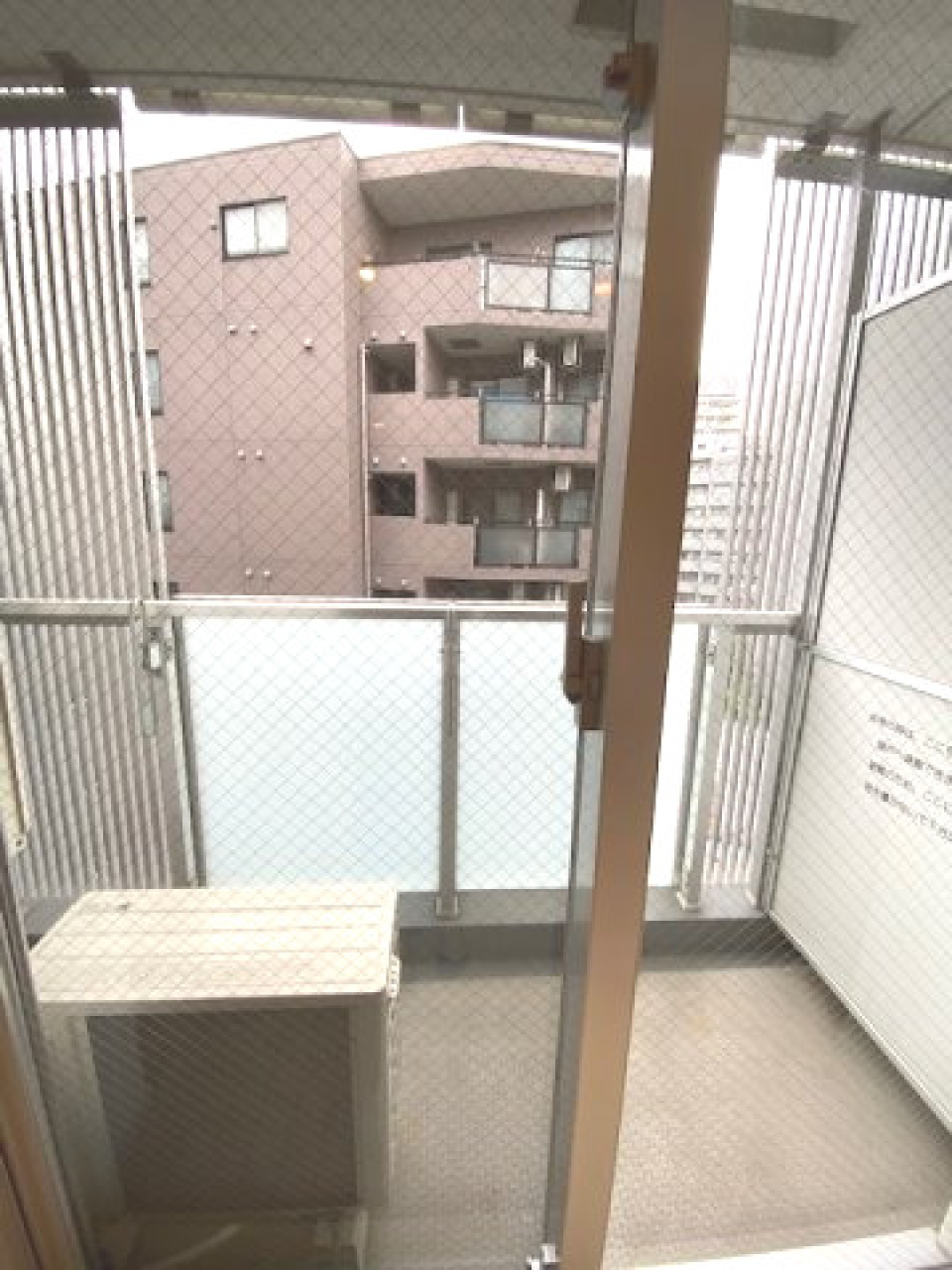 椅子が置けちゃうスペースのベランダ。夏場はあの有名な花火も見れちゃうかも！？