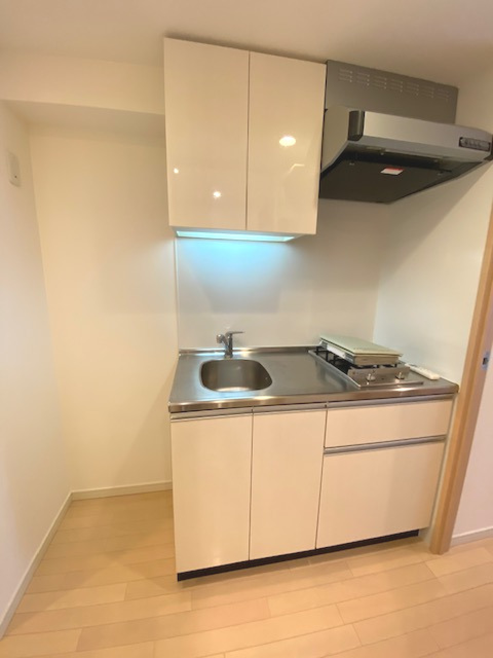 キッチンはコンパクトでありながら、収納場所はたっぷりとあります。