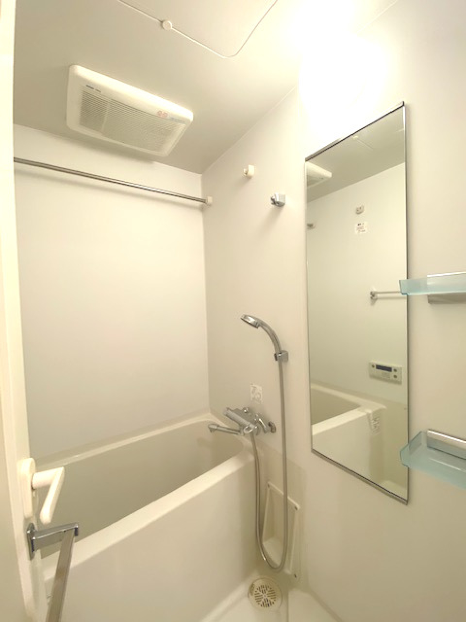 浴室乾燥機付きの清潔感のあるお風呂場。毎日の疲れを癒して下さい。