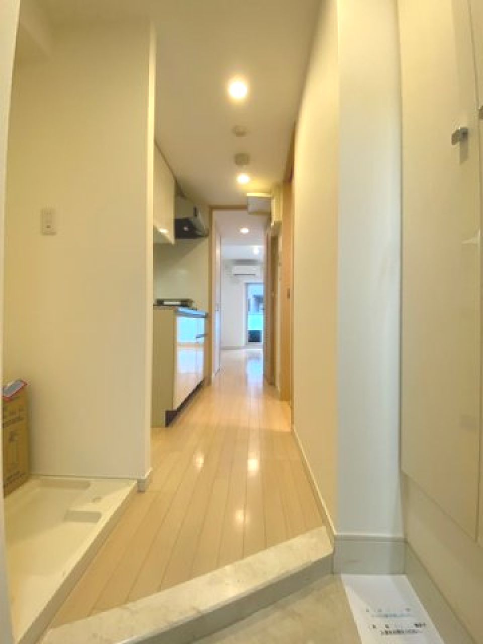 高層階の眺めを独り占めできる1K。そんなお部屋への入り口です。窓からの眺めをお楽しみください。