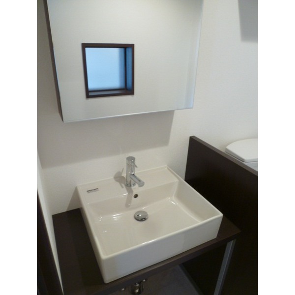 独立洗面台もスタイリッシュに！そしてこの小窓からの光を入れたら、開放感大放出の予感！