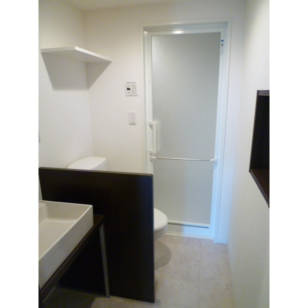 トイレの上にも棚があるので、収納も出来ちゃいます！