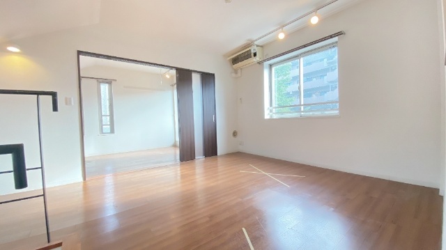 ダウンライト付きなので、照明で雰囲気を変えたりと、遊んでみるのもいいですね♪