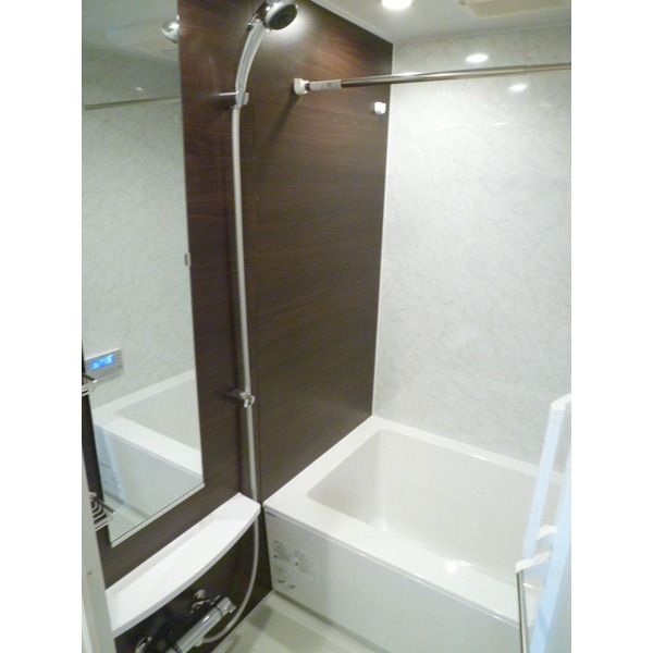 浴室乾燥機と追炊き機能付き！だけど忘れないデザイン性。スクエア風呂がお豆腐みたいでカワイイ！木綿かな♪絹ごしかな♪