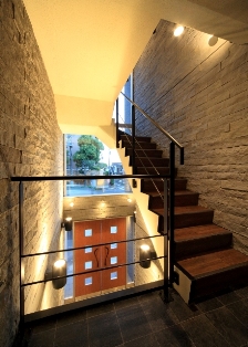 窓が多く明るい廊下。自分のお部屋への道のりがまるで非現実世界みたいです。